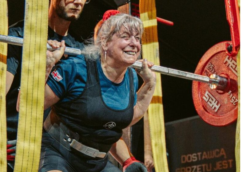 A avó Martine Barons começou a competir há dois anos e já venceu 20 das 21 competições de levantamento de peso que disputou na categoria. Agora a tricampeã quer levantar 160 kg. - Foto: SWNS