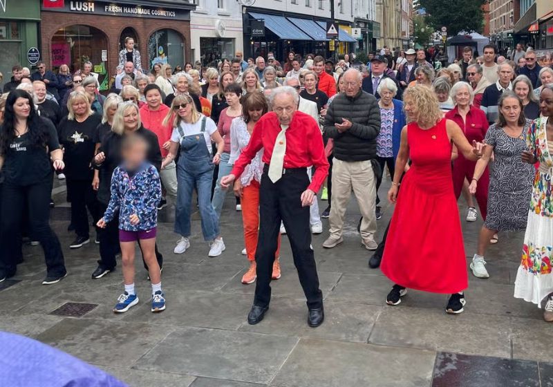 O seu Bernard Gilbert, um idoso dançarino de 100 anos, colocou mais de 200 pessoas para dançar no flash mob no centro de Worcester, na Inglaterra, e arrecadou dinheiro para pesquisas do Alzheimer. - Foto: Newsquest Worcester News