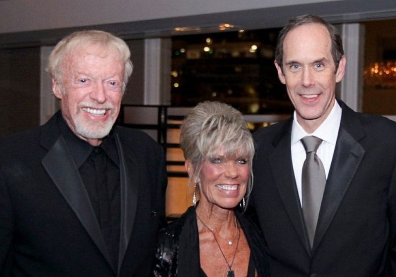 O fundador da Nike Phil Knight com sua esposa Penny e o diretor do Knight Cancer Institute, Dr. Druker – Foto: OSHU / divulgação