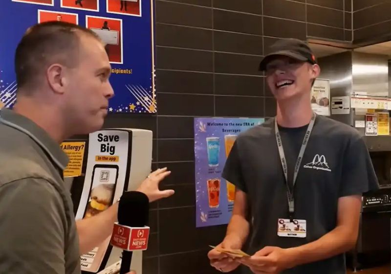Matthew, o funcionário do McDonald's ajudou um cliente sem esperar nada em troca. O homem ficou tão agradecido que procurou uma emissora de TV para contar a história. - Foto: reprodução/ East Idaho News