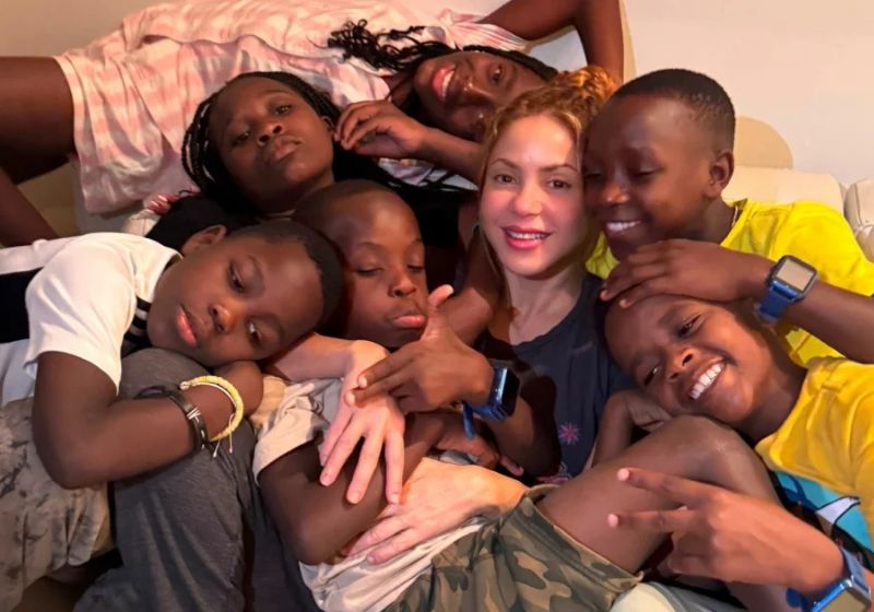 Dois meses depois de uma despedida emocionante, cantora Shakira voltou a reunir os Ghetto Kids, em show na Espanha. - Foto: reprodução/ Instagram/ @shakira @guetokids