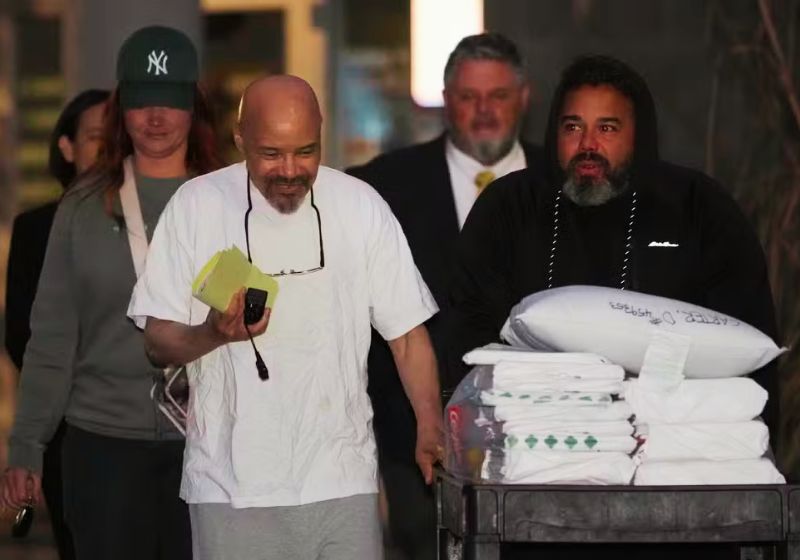 Douglas Carter, de 71 anos, saiu da cadeia acompanhado do filho, após 41 anos preso injustamente. Exame de DNA mostrou que o material genético encontrado na cena do crime não pertence a ele. - Foto: AP/George Frey