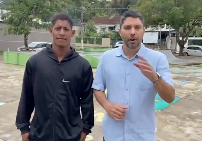 O consultor Pedro Moro devolveu ao ajudante de pedreiro Matheus Reginaldo Celestino mais de R$ 1 mil em dinheiro. Ele perdeu em uma praça de Ibiraçu, no Espírito Santo. - Foto: reprodução/ A Gazeta