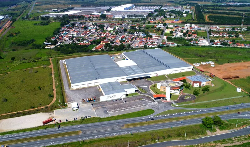 A fábrica do carro voador brasileiro ficará em uma área da Embraer em Taubaté (SP), próxima à sede e às equipes de engenharia da fabricante de aviões em São José dos Campos. - Foto: reprodução/ Embraer
