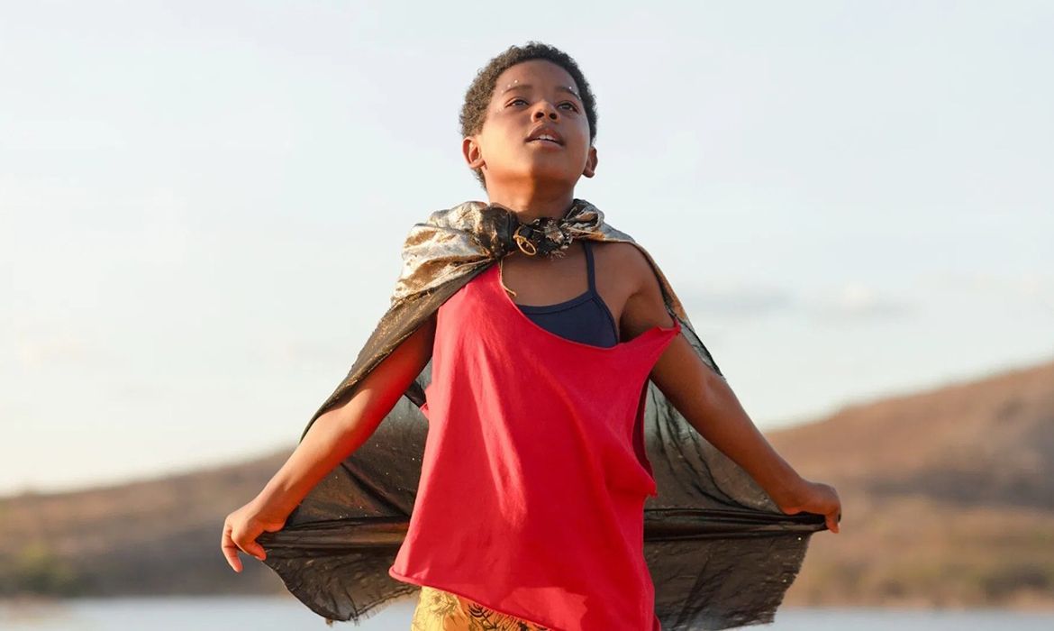 Gugu, vivido por Yuri Gomes, um menino queer de 11 anos que sonha em ser jogador de futebol, gosta de dançar e usar maquiagem. - Foto: divulgação/ Paris Filmes