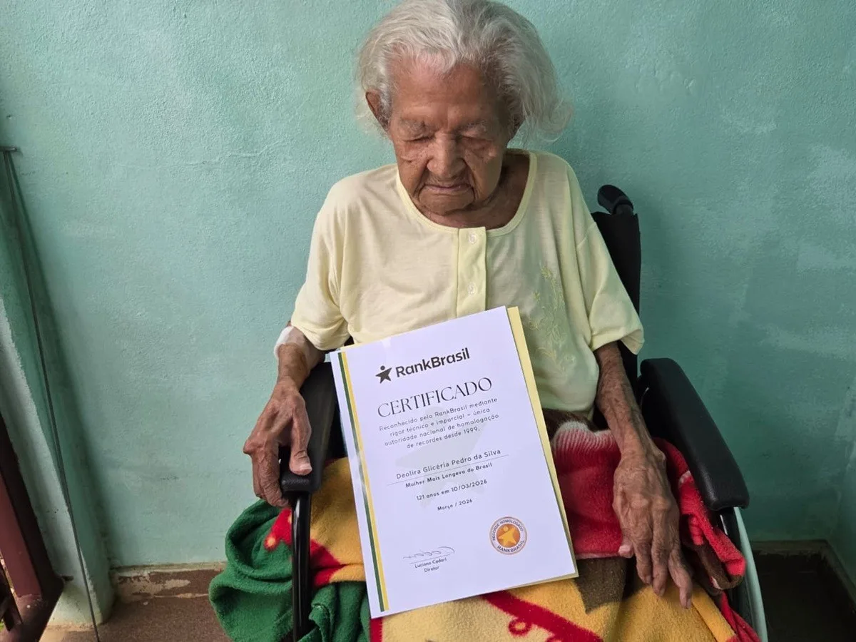A dona Deolira, de 121 anos, recebeu o certificado de mulher mais velha do Brasil. - Foto: Lili Bustilho/g1