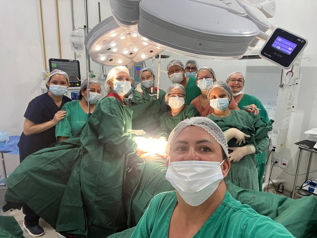 A equipe médica destacou que um parto de trigêmeos é raro e que o Hospital Municipal de Santarém não recebia um caso assim havia muitos anos. Foto: Divulgação/Prefeitura de Santarém