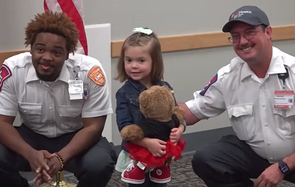 A garotinha foi homenageada pela bravura pela UT Health East Texas. - Foto: WRAL