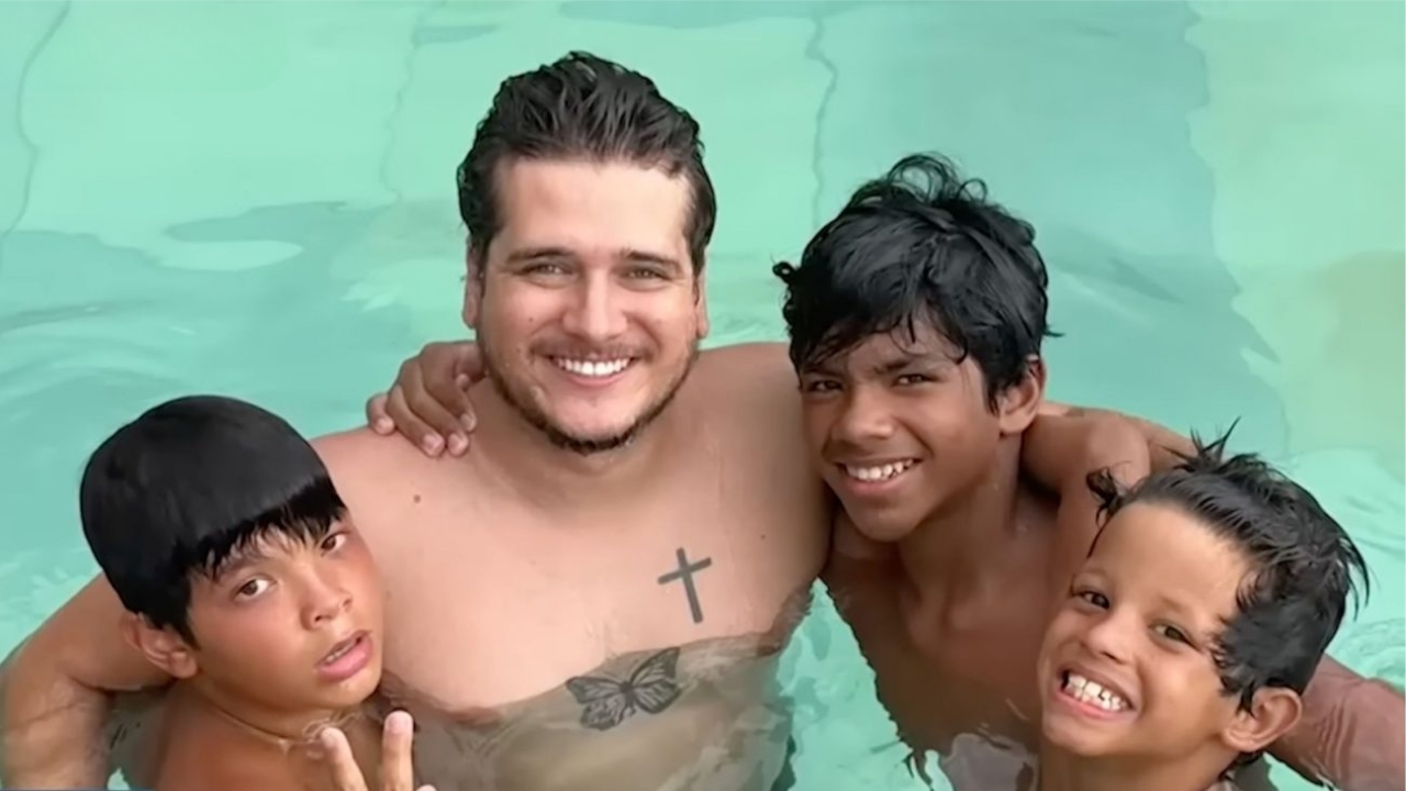 O professor Jorge Campos com os filhos na piscina. - Foto: Arquivo Pessoal