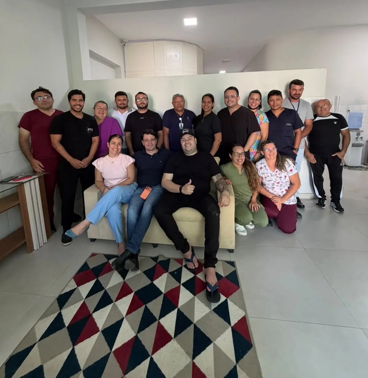 Depois do susto, Rey Vaqueiro tirou foto ao lado da equipe médica para agradecer. - Foto: Reprodução/Instagram / @reyvaqueiro