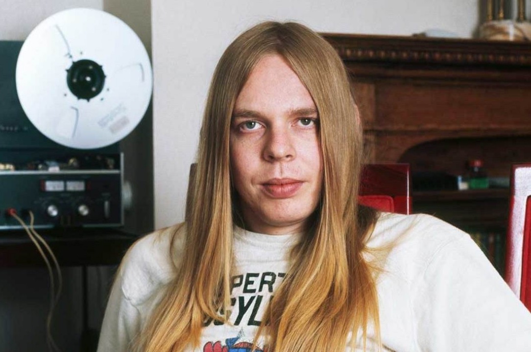 Rick Wakeman foi tecladista do Yes e gravou o icônico disco Viagem ao Centro da Terra em 1974. - Foto: IMDb