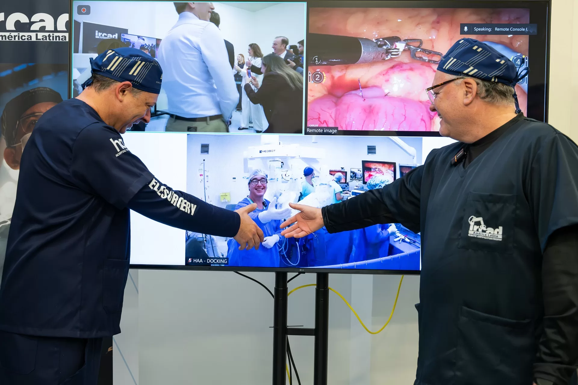 Médicos se cumprimentam virtualmente após a primeira telecirurgia robótica, um marco para o Hospital de Amor e para o Sistema Único de Saúde (SUS). - Foto: reprodução / Hospital de Amor