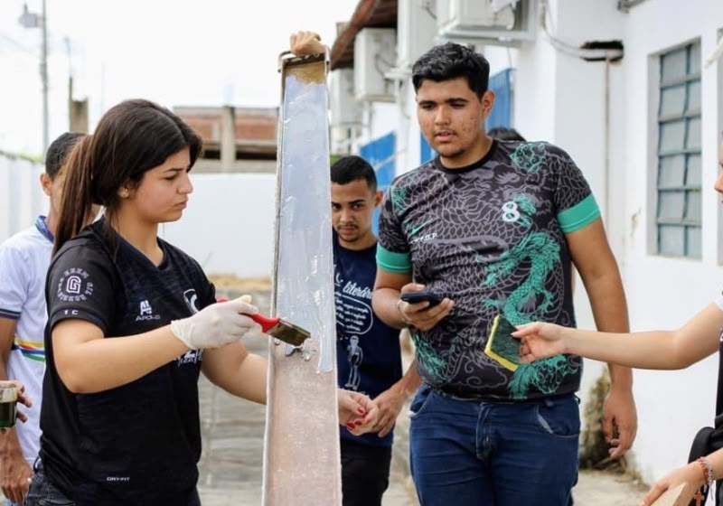 Ana Clara, Jarson Gabriel e João Ryan desenvolveram pavers com casca de castanha de caju na EREM Gil Rodrigues, em Vertentes (PE). - Foto: Divulgação/Samsung