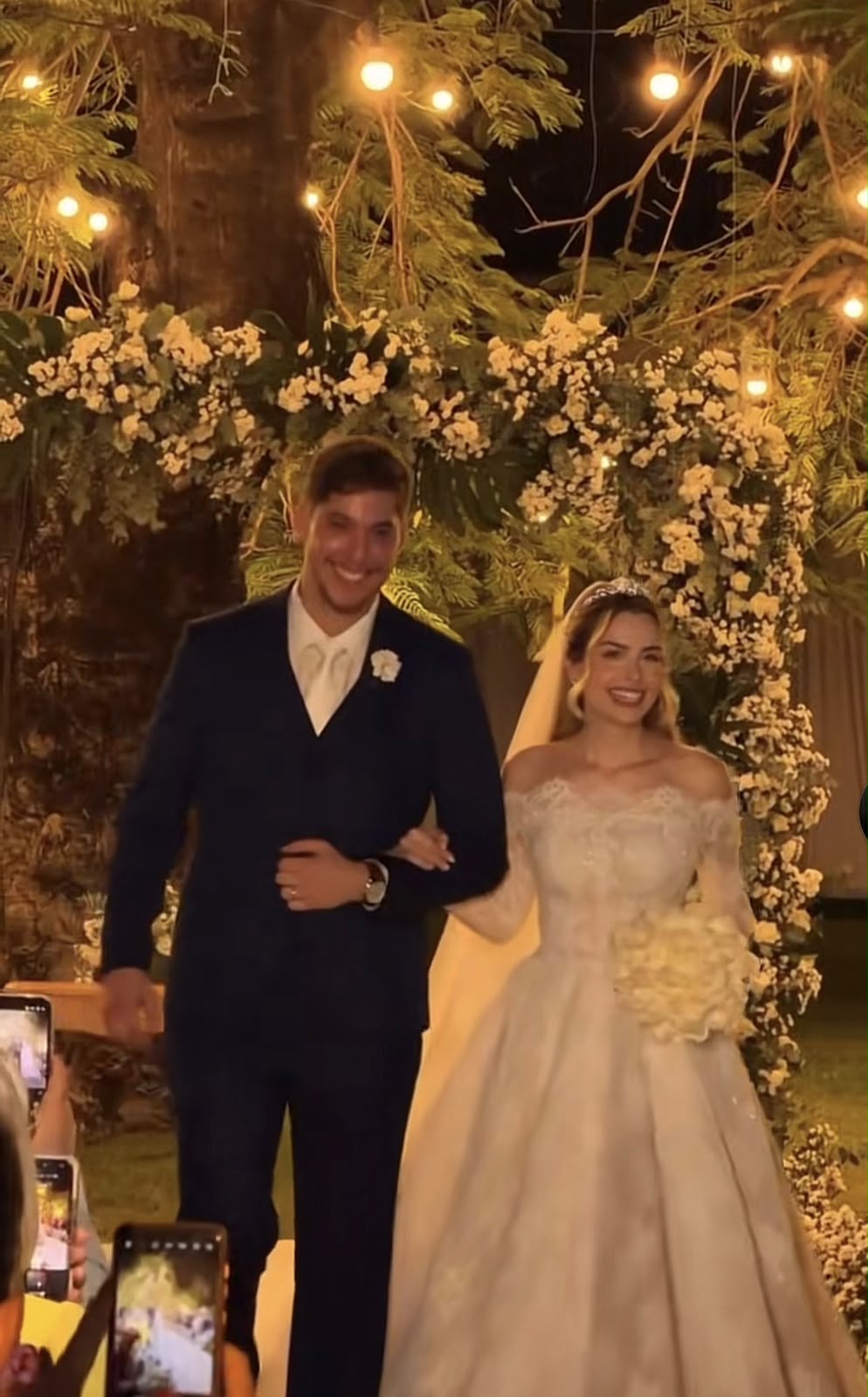 Eles entraram na igreja como daminha e pajem há 20 anos e agora se casaram. - Foto: reprodução/ TikTok/ @emillyfariav