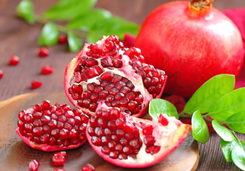 Estudo investigou a urolitina A, composto produzido pelo organismo a partir de substâncias presentes na romã e em outros alimentos. Foto: Reprodução: Canva