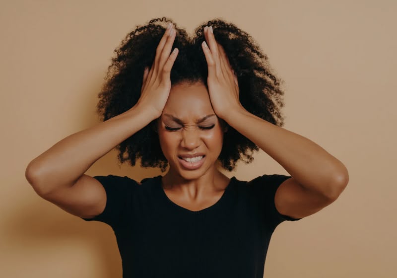 Especialistas explicam como pequenas atitudes podem ajudar a melhorar o humor e interromper o ciclo de estresse depois de um dia difícil. Foto: Canva.
