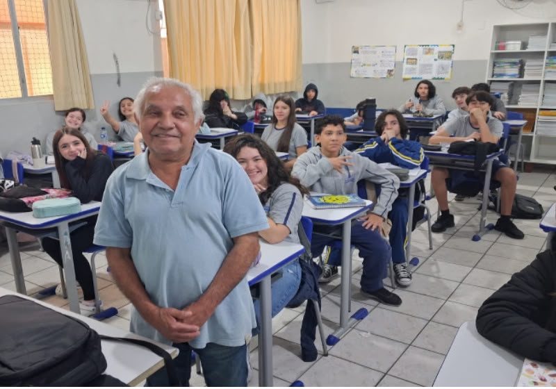 Aos 79 anos, o idoso José Marques de Oliveira faz estágio em uma escola pública de Balneário Camboriú e se prepara para ser professor de História. -Foto: Divulgação