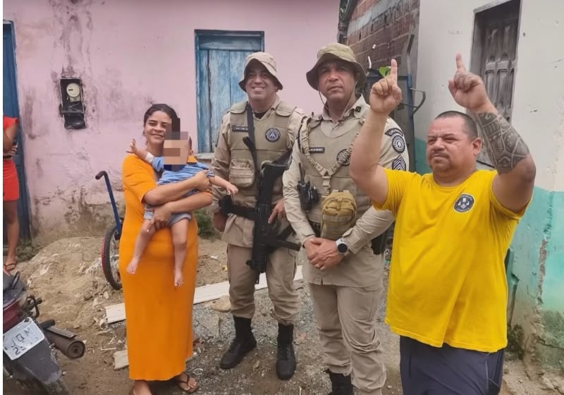 Noah, de 11 meses, recebeu alta médica e voltou para a família após ser resgatado na Bahia. Foto: Divulgação/PMBA.