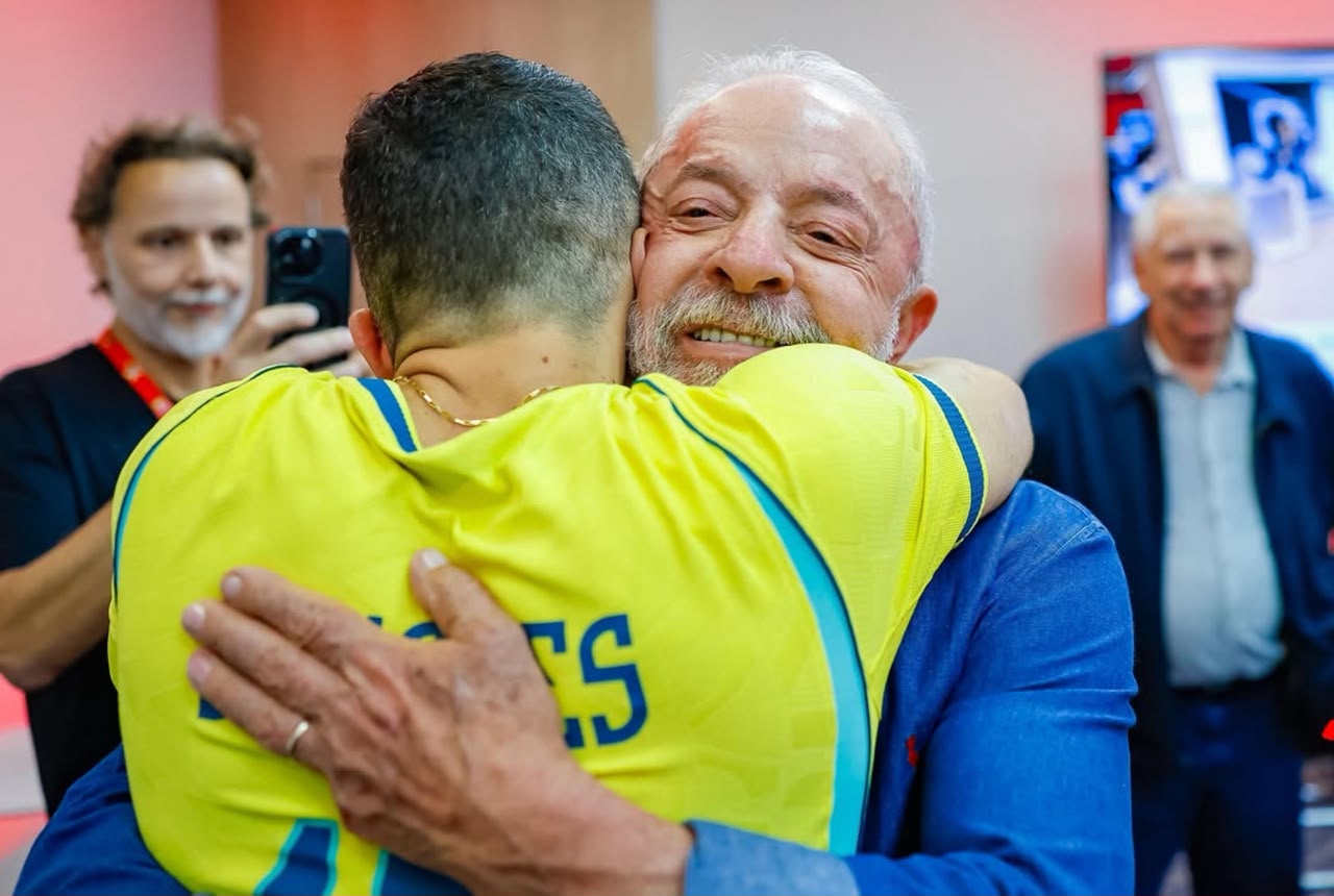 André Janones abraça Lula em imagem publicada como homenagem pelo aniversário de 81 anos do presidente reeleito. - Foto: reprodução/ Instagram/ @andrejanones