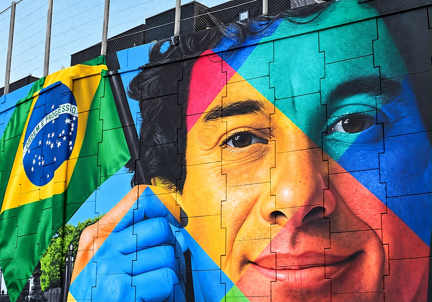 Eduardo Kobra inaugurou um mural de aproximadamente 2 mil m² em homenagem a Ayrton Senna e aos trabalhadores de São Paulo, no Autódromo de Interlagos. Foto: Rodrigo França/ge