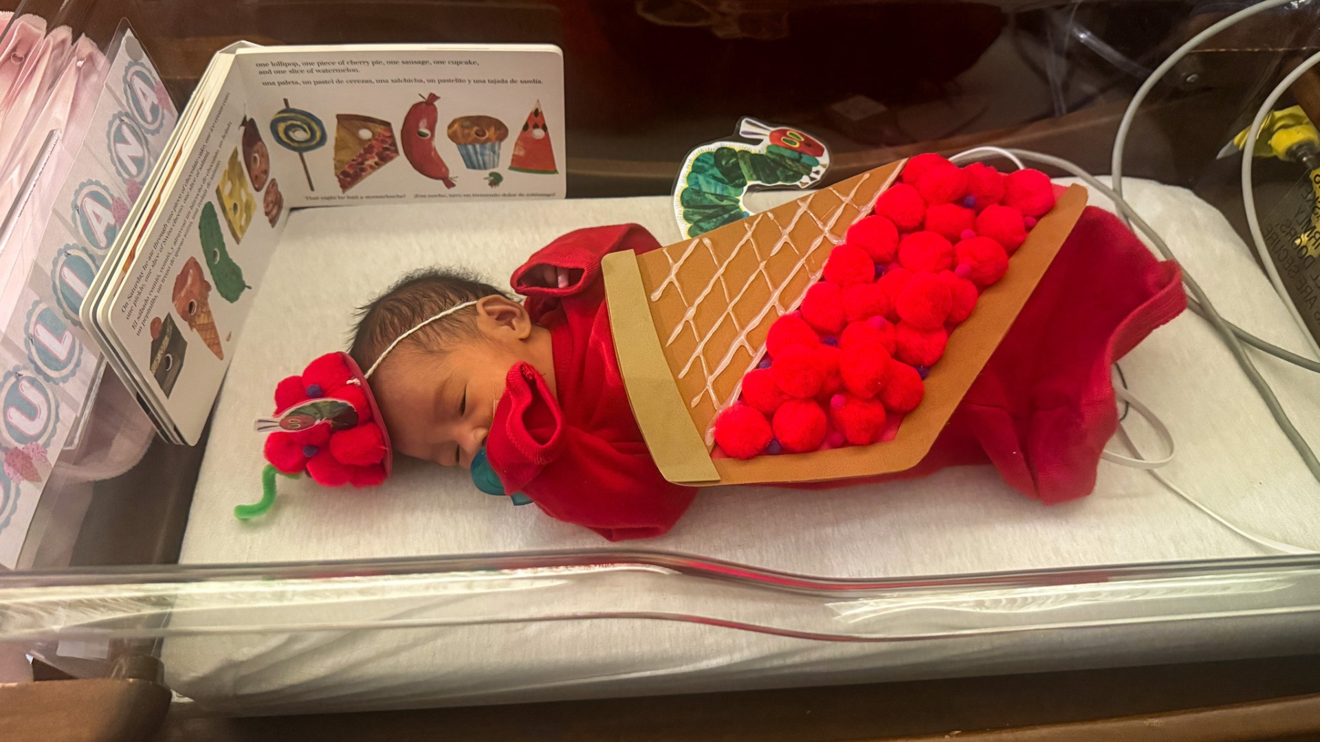 Juliana Pepanio vestida como uma fatia de torta de cereja. - Foto: reprodução/ Riley Childrens Hospital