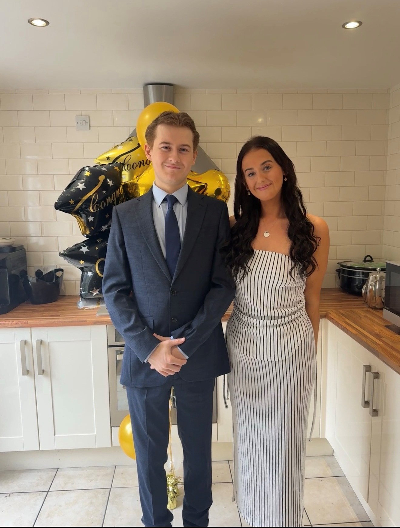 Rachel e Harry Ware antes de o irmão adoecer. - Foto: Manchester NHS Foundation Trust / SWNS