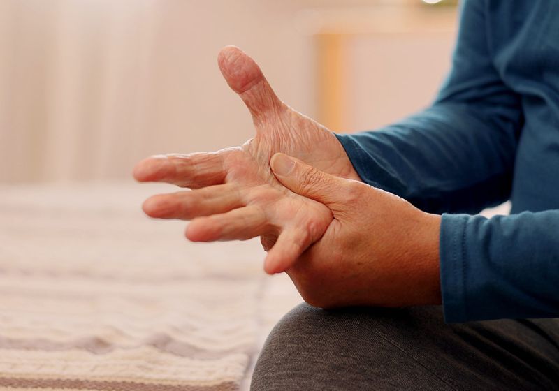 Tavapadon, o novo remédio contra Parkinson, é tomado uma vez ao dia e foi o primeiro medicamento da classe a atuar seletivamente nos receptores D1 e D5 da dopamina. - Foto: reprodução/ Unimed