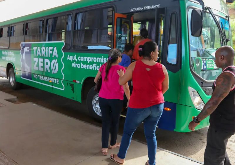 Transporte público gratuito será oferecido neste domingo (4) em cidades de todo o país; ônibus devem circular com frequência semelhante à dos dias úteis. - Foto: Wilson Dias/ Agência Brasil