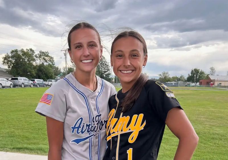 As irmãs Samantha (dir) e Kyann (esq) foram separadas na infância e adotadas por famílias diferentes. Elas descobrem que são irmãs por acaso em um torneio de softball nos Estados Unidos. - Foto: Samantha Rensvold