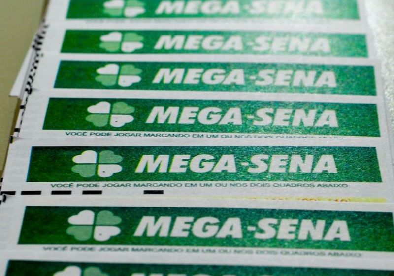 Ninguém acertou as seis dezenas no sorteio desta terça-feira, 6; próximo concurso da Mega-Sena acumulada será quinta-feira, 8 e pagará R$ 100 milhões. - Foto: Marcello Casal Jr/ Agência Brasil