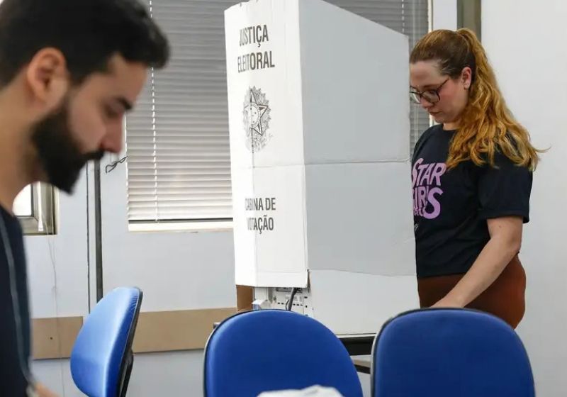 O TSE informa que quem não votou no primeiro turno pode votar normalmente no segundo turno das Eleições 2026. Prazo para justificar a ausência vai até 3 de dezembro. - Foto: Fernando Frazão/ Agência Brasil