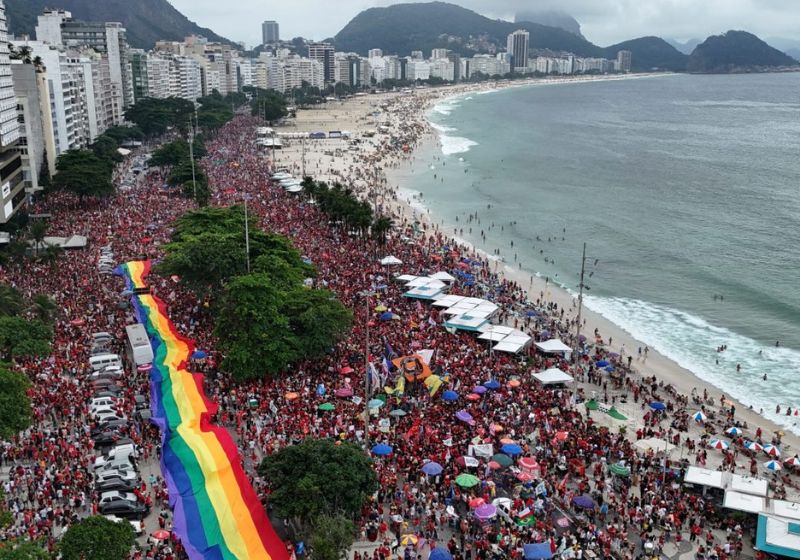 Vista aérea da manifestação pela reeleição do presidente brasileiro, Luiz Inácio Lula da Silva (PT), em Copacabana, Rio de Janeiro, neste feriado de 12 de outubro de 2026. - Foto: Ivan Pisarenko/AFP