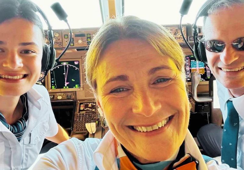 Família de aviadores se reúne por coincidência em voo internacional. Filha de 22 anos divide a cabine com o pai, enquanto a mãe atende os passageiros. - Foto: reprodução/ SWNS