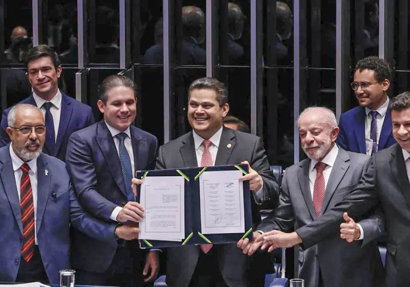 O fim da escala 6x1 foi promulgado nesta sexta-feira (16) pelo Congresso Nacional, com presença do presidente Lula. - Foto: Lula Marques/ Agência Brasil