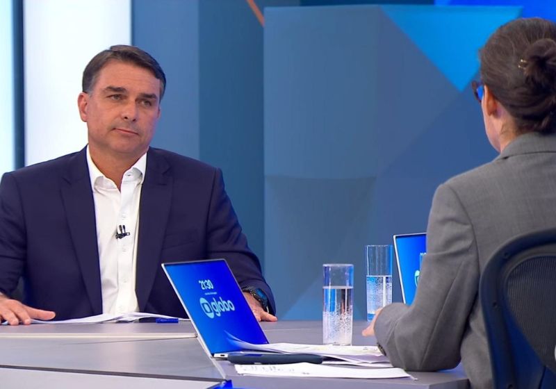 Panelaços contra Flávio Bolsonaro em 12 cidades: fugiu de perguntas na Globo, vídeos
