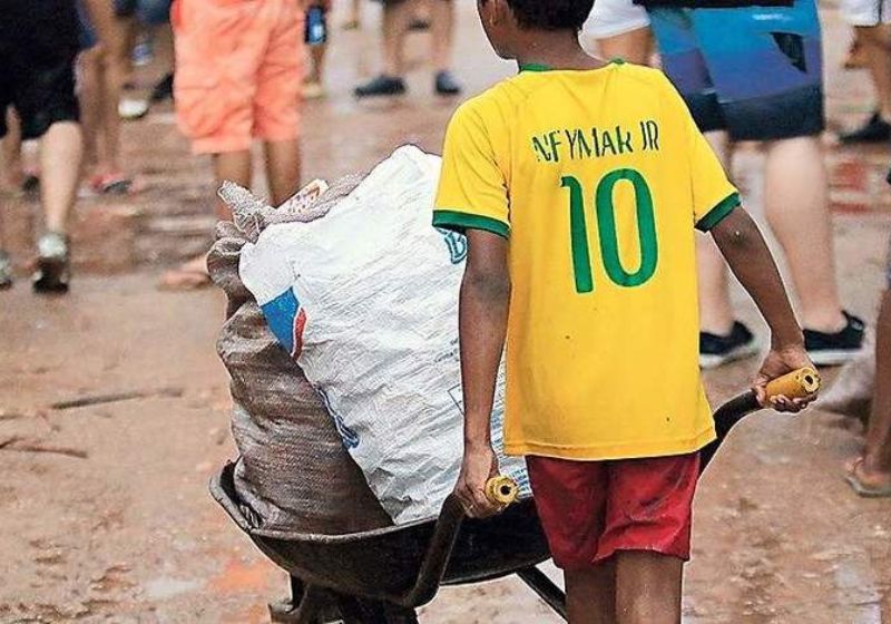 Pesquisa do IBGE mostra queda de 28,6% em nove anos. Só em 2025, outras 151 mil crianças e adolescentes deixaram essa condição, principalmente em famílias do Bolsa Família. - Foto: reprodução/ Jusbrasi