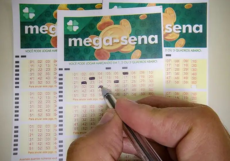 Mega-Sena acumula de novo, pela 12ª vez consecutiva e pode pagar R$ 185 milhões nesta terça-feira (20). Prêmio pode render mais de R$ 1 milhão por mês na poupança. - Foto: Rafa Neddermeyer/ Agência Brasil/ Arquivo