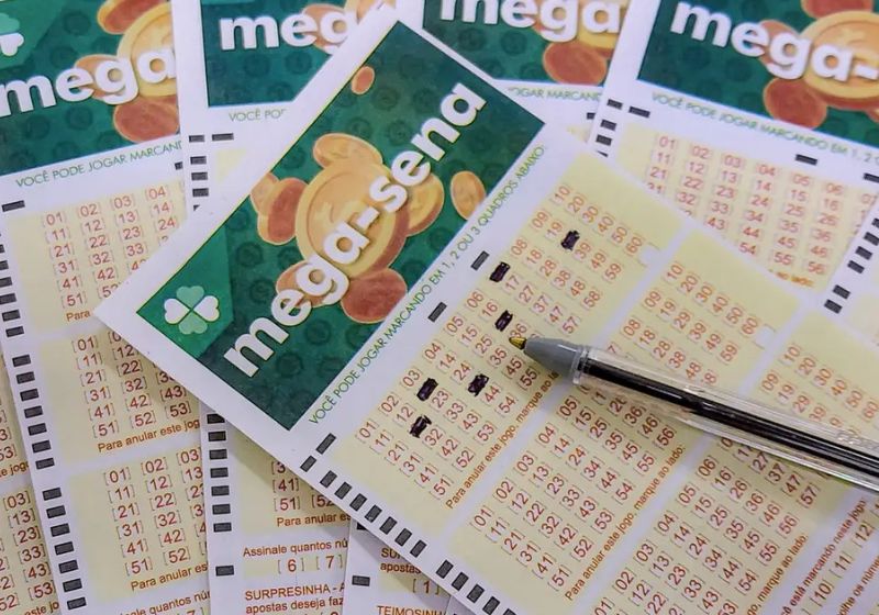 Mega-Sena acumulada pode pagar R$ 200 milhões nesta quinta-feira (22). No último sorteio, 140 apostas acertaram a quina e ganharam mais de R$ 38 mil cada. - Foto: - Rafa Neddermeyer/ Agência Brasil