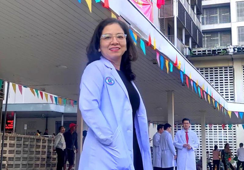 A médica Pham Thi Van Thanh salva passageira de 50 anos que passou mal durante voo no Vietnã. - Foto: reprodução/ Tuổi Trẻ