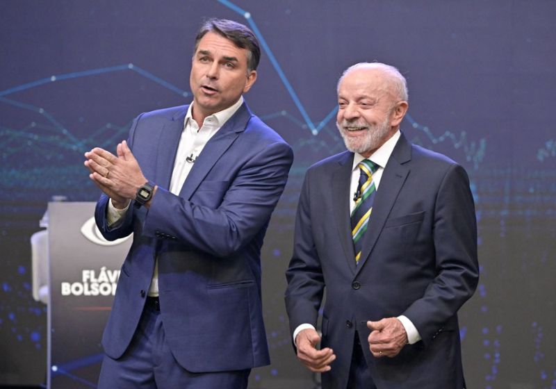 Checagem de fake news no debate da Globo será transmitida pelo ICL Notícias no YouTube, com jornalistas verificando as declarações dos dois candidatos em tempo real. - Foto: Flávio e Lula no debate da Band