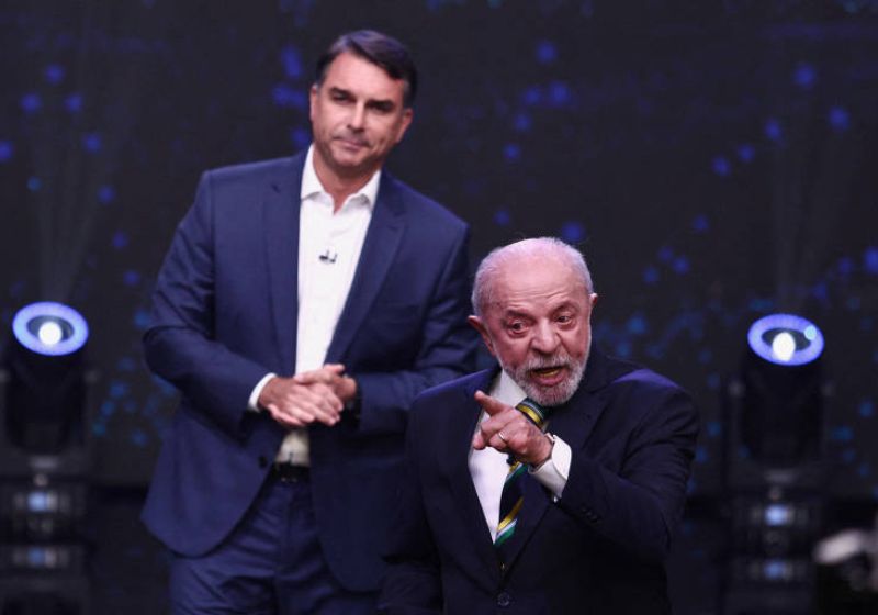 Checagem de fake news no debate da Globo será feita ao vivo na internet, mas não na tv aberta. Veja onde conferir as falas de Lula e Flávio nesta sexta. - Foto: reprodução/ TV Band