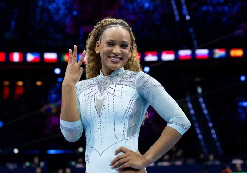 Aos 27 anos, Rebeca Andrade conquistou o ouro neste sábado (24), na Holanda, após um período longe das competições e se tonou tricampeã do salto mundial. - Foto: MeloGym/CBG