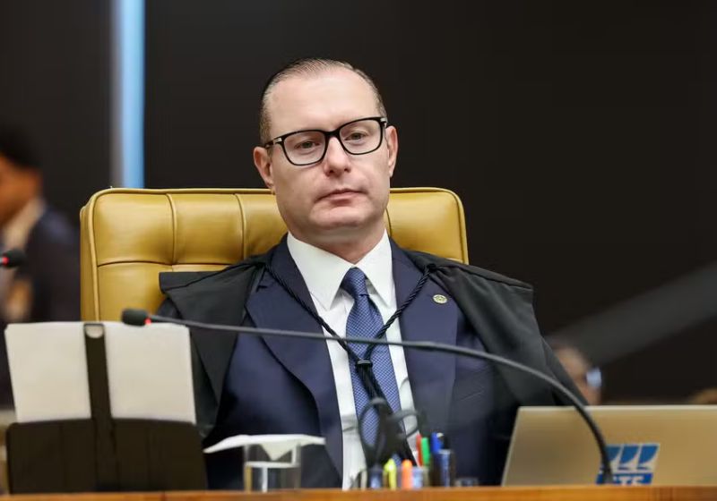 O ministro Cristiano Zanin, do STF, determinou que todas as seções eleitorais recebam votos por mais duas horas, até 19h, neste domingo (25), após denúncias de falta de ônibus em SP e na BA - Foto: Rosinei Coutinho/ STF