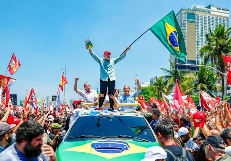 Luiz Inácio Lula da Silva foi reeleito presidente da República do Brasil neste domingo, 25 de outubro pela quarta vez. Lula é Tetra! - Foto: Ato em Copacabana/RJ - Ricardo Stuckert