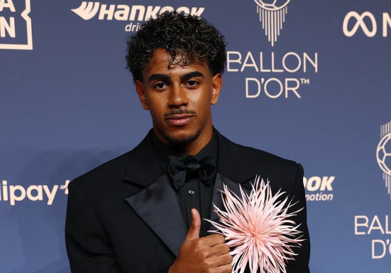 Lamine Yamal é eleito melhor jovem jogador do mundo pela terceira vez consecutiva, aos 19 anos. Brasileiros também disputaram prêmios na cerimônia da Bola de Ouro 2026, em Londres. - Foto: Matthew Childs/Action Images / Reuters