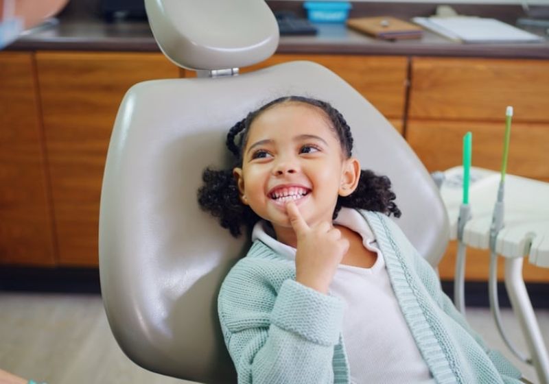 O tratamento com o líquido que interrompe a cárie é aplicado diretamente nos dentes e interrompe mais da metade das lesões em seis meses. Pesquisa de fase 3 abre caminho para aprovação pela FDA. - Foto: Shutterstock