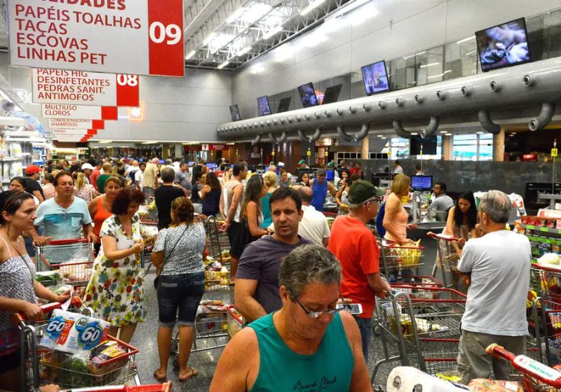 Vendas de arroz, óleo, macarrão e café aumentaram após a o fim das bets. Levantamento da Abras aponta crescimento de 6,5% nas compras de alimentos em uma semana. - Foto: Tânia Rêgo/ Agência Brasil