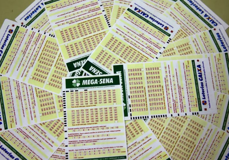 O apostador de Rondonópolis, no Mato Grosso, que ganhou sozinho na Mega-Sena, levou o maior prêmio da história dos sorteios regulares. Outras 116 apostas acertaram a quina. - Foto: Marcello Casal Jr Agência Brasil