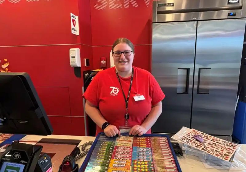 A mãe estava com a filha pequena e não conseguiu pagar os alimentos com cartões de vale-compras. A atendente do supermercado paga a conta do próprio bolso. - Foto: Alex Hunt/ NewmarketToday