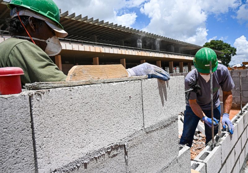 A construção civil puxa o índice e o desemprego cai para 5,2% no Brasil, segundo o IBGE. O país alcança 103,6 milhões de pessoas ocupadas, o maior número desde o início da série histórica, em 2012. - Foto: reprodução/ PortalDaIndústria